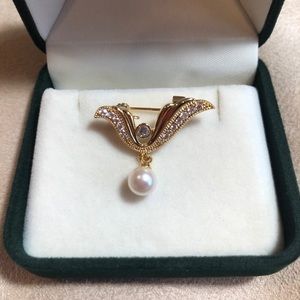 Wing-Shaped Pearl Brooch 18k Gold Plated